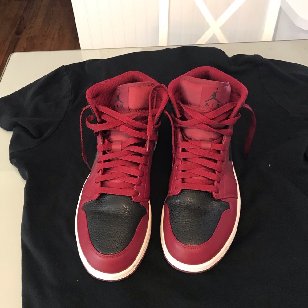 Men’s Jordan 1 Retro Mid Team Red Black Size 11